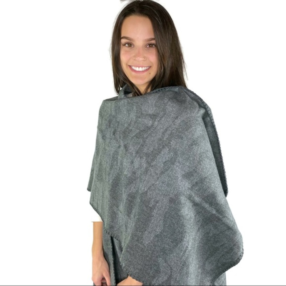 Woolrich Soft Gray Wrap W/Blanket stitching One SZ - Picture 2 of 6